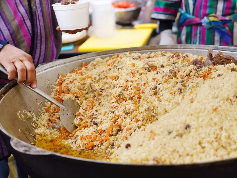 Dasturxonga tortilgan palov