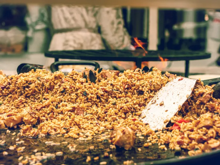 Palov va achchiq-chuchuk salati